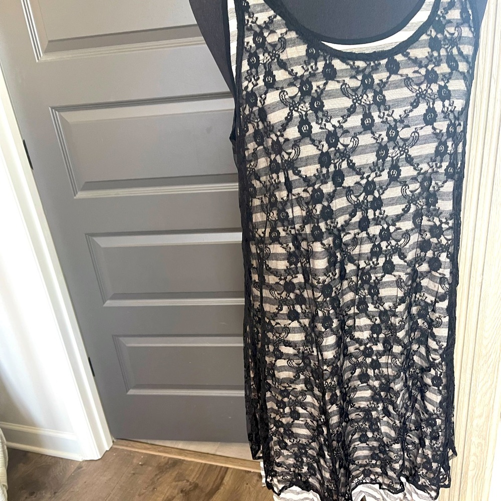 Cute Striped w/black lace overlay sleeveless shift dress. So Sassy! Summer Fun!